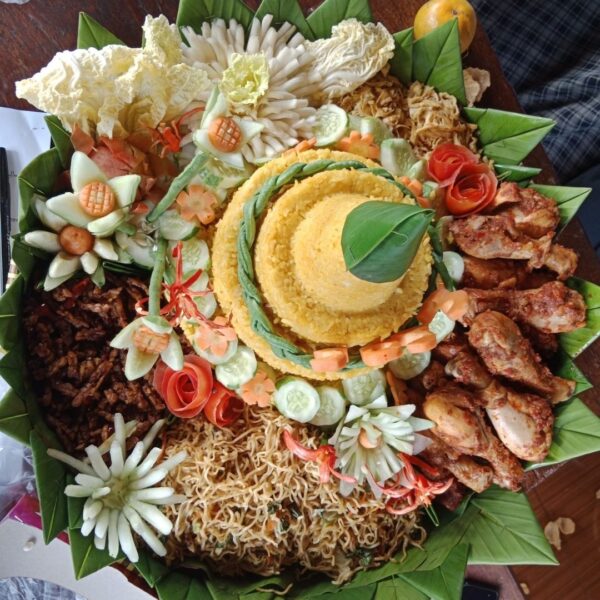 Nikmati nasi tumpeng dengan komposisi yang lengkap dan menggugah selera. Setiap tumpeng disajikan dengan lauk pauk berkualitas, mulai dari ayam goreng, rendang, hingga sayur lodeh. Cocok untuk perayaan ulang tahun, pernikahan, atau acara perusahaan.