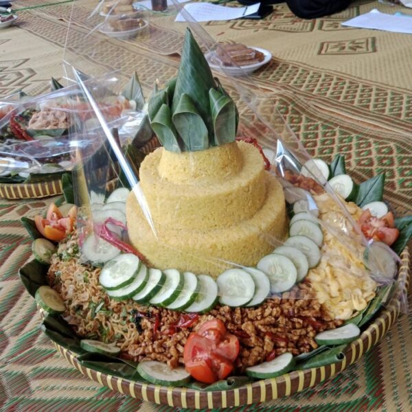 Untuk acara yang membutuhkan sentuhan mewah, nasi tumpeng premium kami adalah pilihan yang tepat. Dihiasi dengan berbagai lauk pauk istimewa dan hiasan yang menarik, nasi tumpeng ini akan memikat hati setiap tamu.