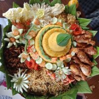 Foto nasi tumpeng khas Siwalan yang lezat, disajikan dengan lauk pauk lengkap dan garnish tradisional, siap untuk dinikmati dalam acara spesial.