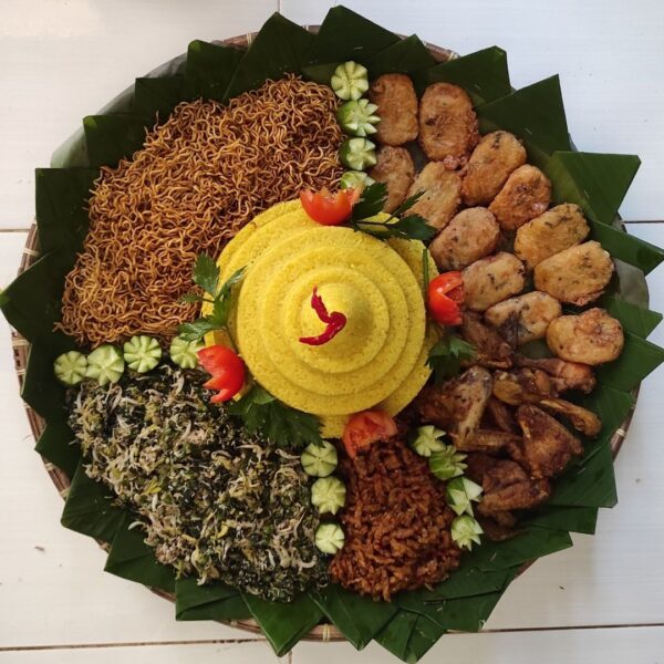 Foto nasi tumpeng khas Demak yang lezat, disajikan dengan lauk pauk lengkap dan garnish tradisional, siap untuk dinikmati dalam acara spesial.