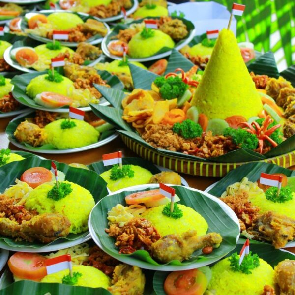 Foto nasi tumpeng khas Demak yang lezat, disajikan dengan lauk pauk lengkap dan garnish tradisional, siap untuk dinikmati dalam acara spesial.