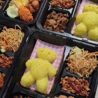 Foto nasi tumpeng khas Cepu yang lezat, disajikan dengan lauk pauk lengkap dan garnish tradisional, siap untuk dinikmati dalam acara spesial.