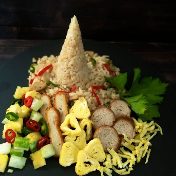 Foto nasi tumpeng khas Purworejo yang lezat, disajikan dengan lauk pauk lengkap dan garnish tradisional, siap untuk dinikmati dalam acara spesial.