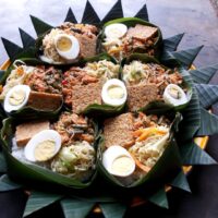 Foto nasi tumpeng khas Purwodadi yang lezat, disajikan dengan lauk pauk lengkap dan garnish tradisional, siap untuk dinikmati dalam acara spesial.