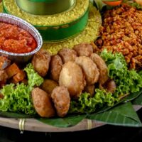 Foto nasi tumpeng khas Pituruh yang lezat, disajikan dengan lauk pauk lengkap dan garnish tradisional, siap untuk dinikmati dalam acara spesial.