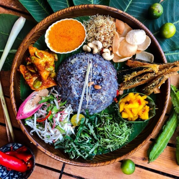 Foto nasi tumpeng khas Batang yang lezat, disajikan dengan lauk pauk lengkap dan garnish tradisional, siap untuk dinikmati dalam acara spesial.