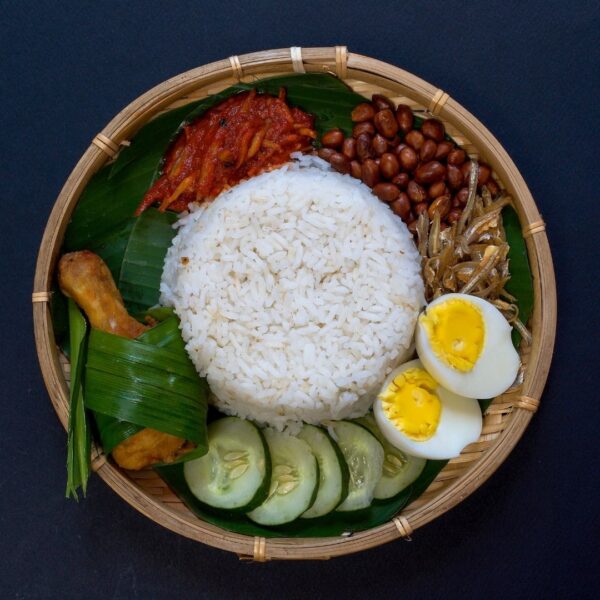 Foto nasi tumpeng khas Batang yang lezat, disajikan dengan lauk pauk lengkap dan garnish tradisional, siap untuk dinikmati dalam acara spesial.