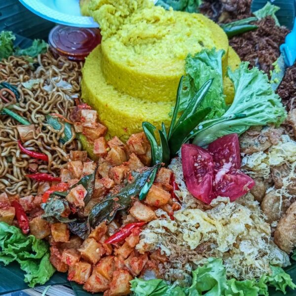 Foto nasi tumpeng khas Batang yang lezat, disajikan dengan lauk pauk lengkap dan garnish tradisional, siap untuk dinikmati dalam acara spesial.