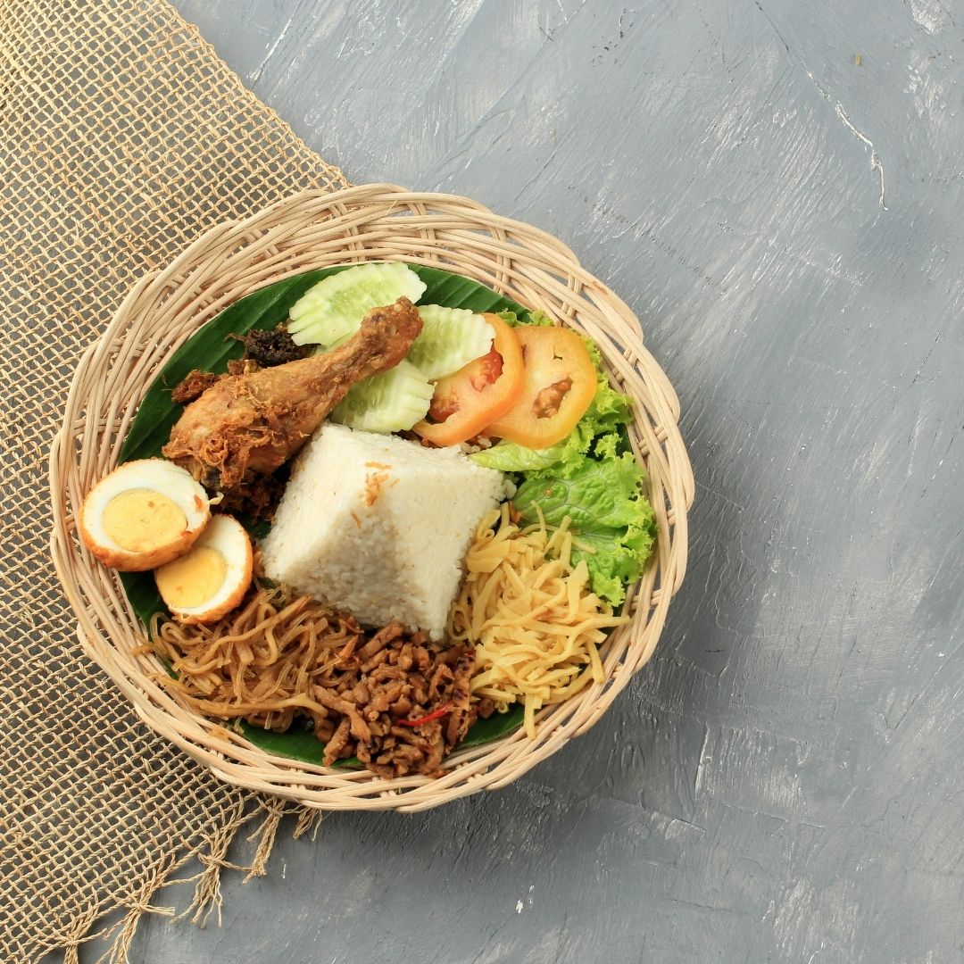 Foto nasi tumpeng khas Batang yang lezat, disajikan dengan lauk pauk lengkap dan garnish tradisional, siap untuk dinikmati dalam acara spesial.