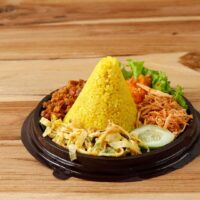 Foto nasi tumpeng khas Kaligesing yang lezat, disajikan dengan lauk pauk lengkap dan garnish tradisional, siap untuk dinikmati dalam acara spesial.