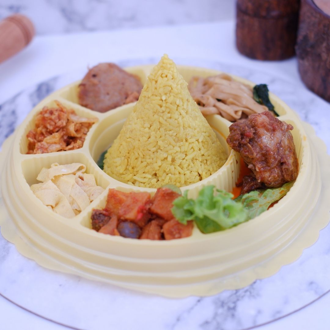 Foto nasi tumpeng khas Banyumas yang lezat, disajikan dengan lauk pauk lengkap dan garnish tradisional, siap untuk dinikmati dalam acara spesial.