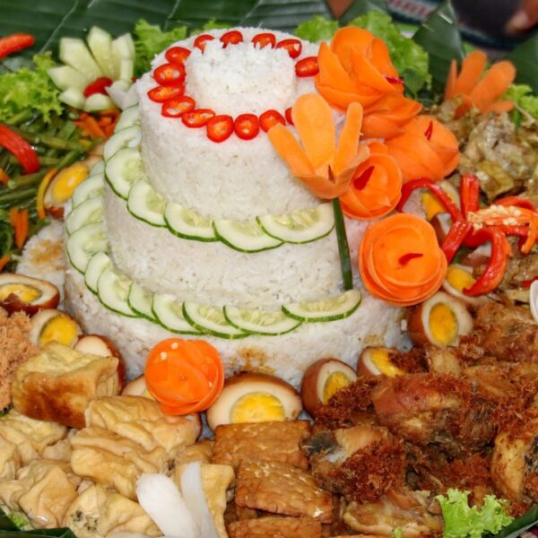 Foto nasi tumpeng khas Banyumas yang lezat, disajikan dengan lauk pauk lengkap dan garnish tradisional, siap untuk dinikmati dalam acara spesial.