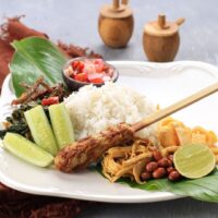 Foto nasi tumpeng khas Grabag yang lezat, disajikan dengan lauk pauk lengkap dan garnish tradisional, siap untuk dinikmati dalam acara spesial.