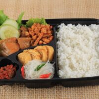 Foto nasi tumpeng khas Moyudan yang lezat, disajikan dengan lauk pauk lengkap dan garnish tradisional, siap untuk dinikmati dalam acara spesial.