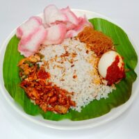 Foto nasi tumpeng khas Banyuurip yang lezat, disajikan dengan lauk pauk lengkap dan garnish tradisional, siap untuk dinikmati dalam acara spesial.