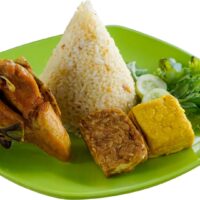 Foto nasi tumpeng khas Pati yang lezat, disajikan dengan lauk pauk lengkap dan garnish tradisional, siap untuk dinikmati dalam acara spesial.