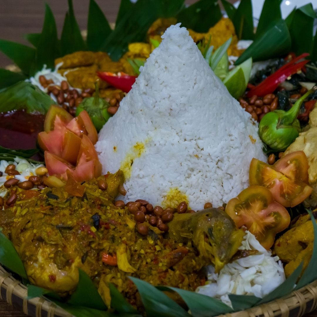 Foto nasi tumpeng khas Purworejo yang lezat, disajikan dengan lauk pauk lengkap dan garnish tradisional, siap untuk dinikmati dalam acara spesial.