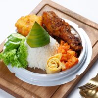 Foto nasi tumpeng khas Margorejo yang lezat, disajikan dengan lauk pauk lengkap dan garnish tradisional, siap untuk dinikmati dalam acara spesial.