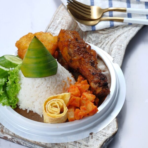 Foto nasi tumpeng khas Purworejo yang lezat, disajikan dengan lauk pauk lengkap dan garnish tradisional, siap untuk dinikmati dalam acara spesial.