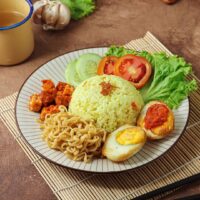 Foto nasi tumpeng khas Kayen yang lezat, disajikan dengan lauk pauk lengkap dan garnish tradisional, siap untuk dinikmati dalam acara spesial.