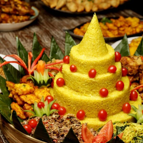 Foto nasi tumpeng khas Purworejo yang lezat, disajikan dengan lauk pauk lengkap dan garnish tradisional, siap untuk dinikmati dalam acara spesial.