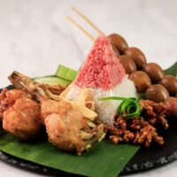 Foto nasi tumpeng khas Pengadegan yang lezat, disajikan dengan lauk pauk lengkap dan garnish tradisional, siap untuk dinikmati dalam acara spesial.