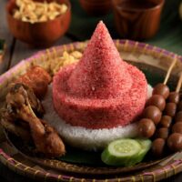 Foto nasi tumpeng khas Gabus yang lezat, disajikan dengan lauk pauk lengkap dan garnish tradisional, siap untuk dinikmati dalam acara spesial.