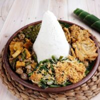 Foto nasi tumpeng khas Batangan yang lezat, disajikan dengan lauk pauk lengkap dan garnish tradisional, siap untuk dinikmati dalam acara spesial.