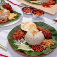 Foto nasi tumpeng khas Kemangkon yang lezat, disajikan dengan lauk pauk lengkap dan garnish tradisional, siap untuk dinikmati dalam acara spesial.