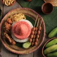 Foto nasi tumpeng khas Kejobong yang lezat, disajikan dengan lauk pauk lengkap dan garnish tradisional, siap untuk dinikmati dalam acara spesial.