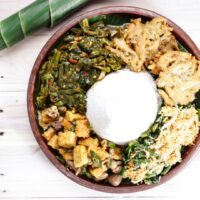 Foto nasi tumpeng khas Karangreja yang lezat, disajikan dengan lauk pauk lengkap dan garnish tradisional, siap untuk dinikmati dalam acara spesial.