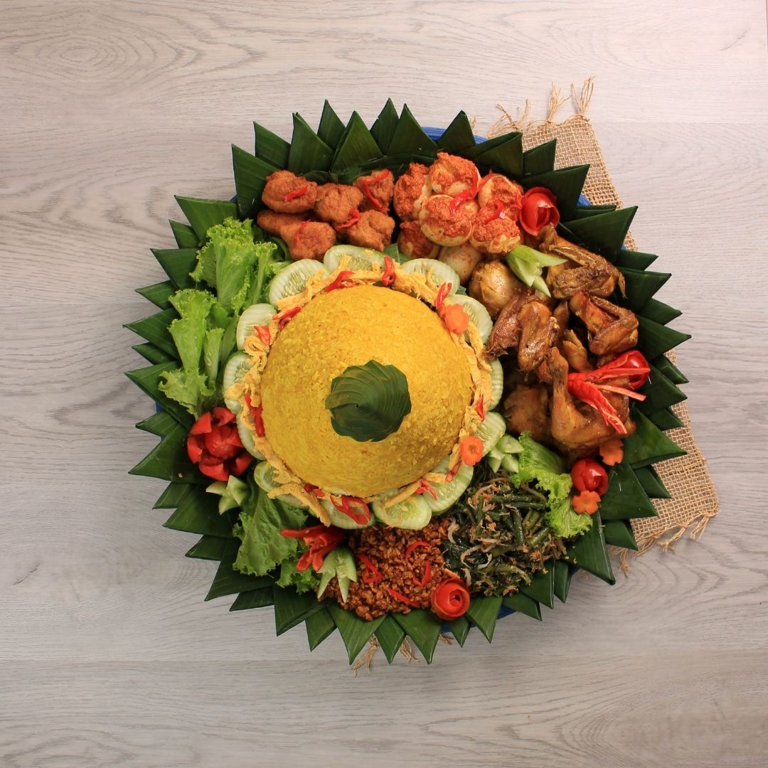 Foto nasi tumpeng khas Karangjambu yang lezat, disajikan dengan lauk pauk lengkap dan garnish tradisional, siap untuk dinikmati dalam acara spesial.