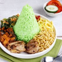 Foto nasi tumpeng khas Bukateja yang lezat, disajikan dengan lauk pauk lengkap dan garnish tradisional, siap untuk dinikmati dalam acara spesial.