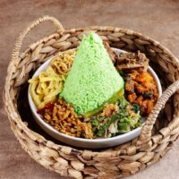 Foto nasi tumpeng khas Bobotsari yang lezat, disajikan dengan lauk pauk lengkap dan garnish tradisional, siap untuk dinikmati dalam acara spesial.