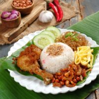 Foto nasi tumpeng khas Pakis yang lezat, disajikan dengan lauk pauk lengkap dan garnish tradisional, siap untuk dinikmati dalam acara spesial.