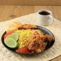 Foto nasi tumpeng khas Ngablak yang lezat, disajikan dengan lauk pauk lengkap dan garnish tradisional, siap untuk dinikmati dalam acara spesial.