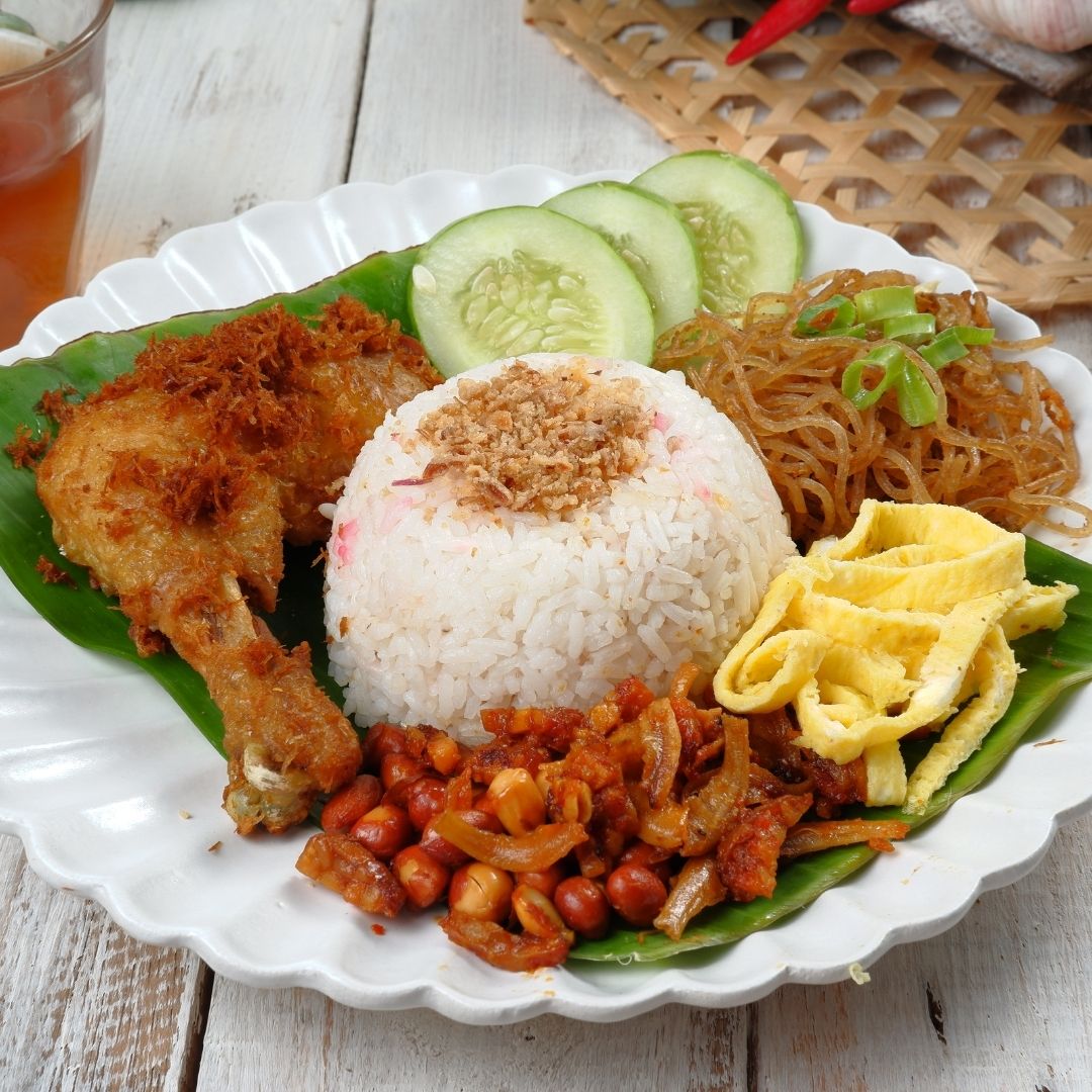 Foto nasi tumpeng khas Watukumpul yang lezat, disajikan dengan lauk pauk lengkap dan garnish tradisional, siap untuk dinikmati dalam acara spesial.