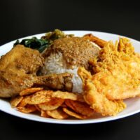 Foto nasi tumpeng khas Kaliangkrik yang lezat, disajikan dengan lauk pauk lengkap dan garnish tradisional, siap untuk dinikmati dalam acara spesial.