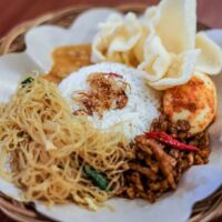 Foto nasi tumpeng khas Randudongkal yang lezat, disajikan dengan lauk pauk lengkap dan garnish tradisional, siap untuk dinikmati dalam acara spesial.