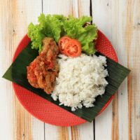 Foto nasi tumpeng khas Pulosari yang lezat, disajikan dengan lauk pauk lengkap dan garnish tradisional, siap untuk dinikmati dalam acara spesial.