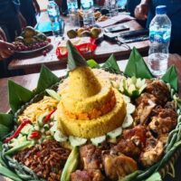 Foto nasi tumpeng khas Kedungwuni yang lezat, disajikan dengan lauk pauk lengkap dan garnish tradisional, siap untuk dinikmati dalam acara spesial.