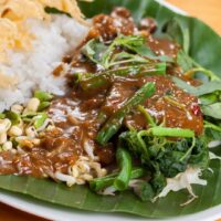 Foto nasi tumpeng khas Petarukan yang lezat, disajikan dengan lauk pauk lengkap dan garnish tradisional, siap untuk dinikmati dalam acara spesial.