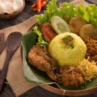 Foto nasi tumpeng khas Pemalang yang lezat, disajikan dengan lauk pauk lengkap dan garnish tradisional, siap untuk dinikmati dalam acara spesial.