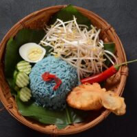 Foto nasi tumpeng khas Bodeh yang lezat, disajikan dengan lauk pauk lengkap dan garnish tradisional, siap untuk dinikmati dalam acara spesial.