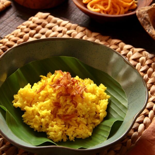 Foto nasi tumpeng khas Ampelgading yang lezat, disajikan dengan lauk pauk lengkap dan garnish tradisional, siap untuk dinikmati dalam acara spesial.