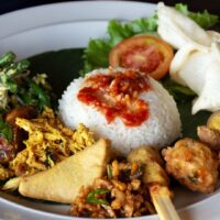 Foto nasi tumpeng khas Brangsong yang lezat, disajikan dengan lauk pauk lengkap dan garnish tradisional, siap untuk dinikmati dalam acara spesial.