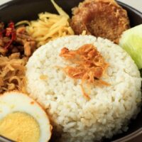 Foto nasi tumpeng khas Purwodadi yang lezat, disajikan dengan lauk pauk lengkap dan garnish tradisional, siap untuk dinikmati dalam acara spesial.