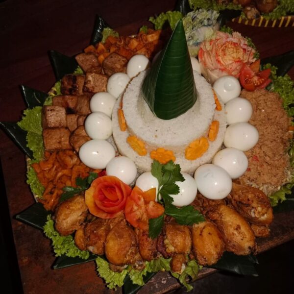 Foto nasi tumpeng khas Karangdadap yang lezat, disajikan dengan lauk pauk lengkap dan garnish tradisional, siap untuk dinikmati dalam acara spesial.