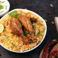 Foto nasi tumpeng khas Tawangharjo yang lezat, disajikan dengan lauk pauk lengkap dan garnish tradisional, siap untuk dinikmati dalam acara spesial.