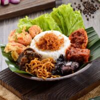 Foto nasi tumpeng khas Tegowanu yang lezat, disajikan dengan lauk pauk lengkap dan garnish tradisional, siap untuk dinikmati dalam acara spesial.